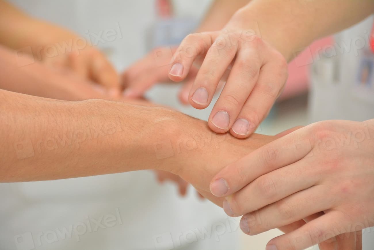 Fizyoterapistin elle uyguladığı yumuşak doku tekniği